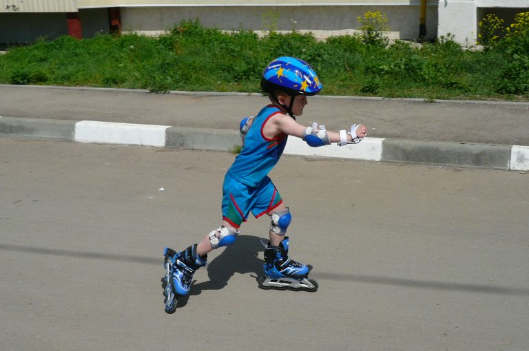 3 Roller Skating Tricks You Can Definitely Master Rainbow Skateland   LE Sport Sportforvb 788  768x510 